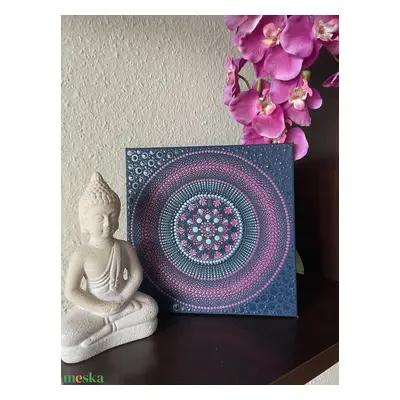 Sötétkék-türkiz-magenta színű pontozott mandala