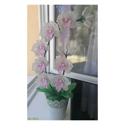 Gyöngyből készült orchidea