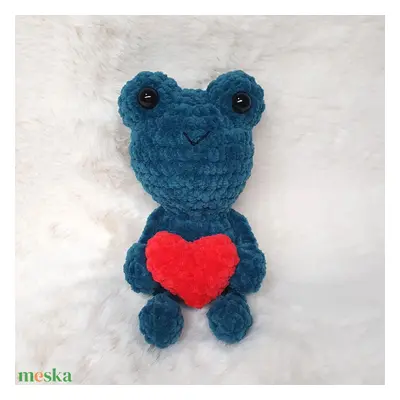 Horgolt amigurumi plüss béka szívvel