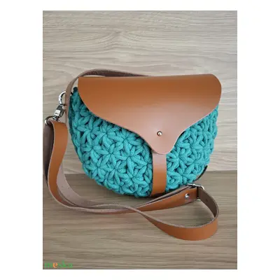 Jázmin mintás crossbody bőrfedővel, lenyúló zárópánttal