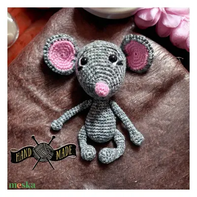 Amigurumi technikával kézzel horgolt édes kis egér