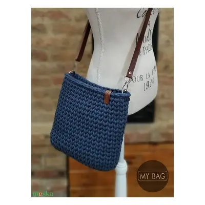 Horgolt női crossbody táska FARMERKÉK színben - bőr vállpánttal - MINI