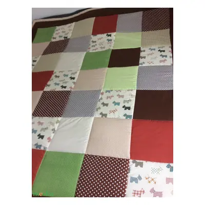 Zöld-barna patchwork takaró kutya mintával falvédőnek is alk.