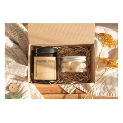 Vegán ajándékcsomag, Ajándék nőknek, Cashmere Woods Illatgyertya Csomag, Self Care Gift Box, Szó