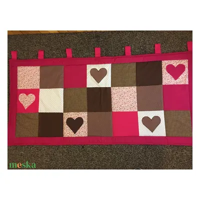 Patchwork falvédő, takaró pink-sötétbarna, szívecske diszítéssel