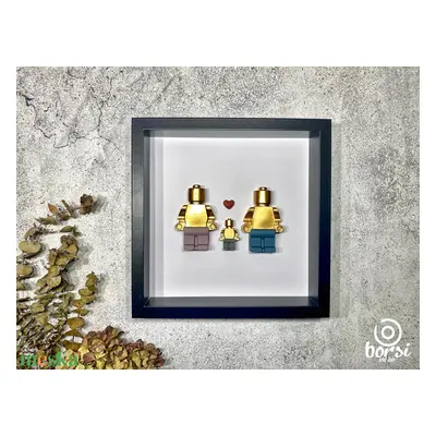 Jesmonite 'kisCsalád' Lego figurás családi kép, shadow box, egyedi, dekoratív fali kép, 2 felnőt