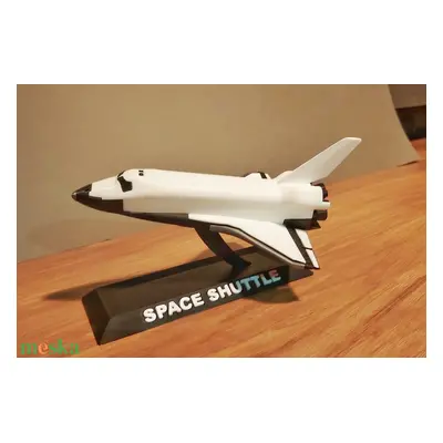 A legendás Űrsikló, a Space Shuttle 1:220 arányú modellje.