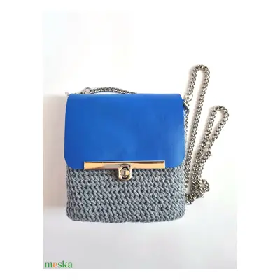 Horgolt crossbody, valódi bőr fedlappal, láncos pánttal