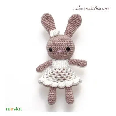 Horgolt barna nyuszilány fehér ruhában amigurumi