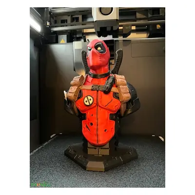 Színes Deadpool 25cm magasságú szobor