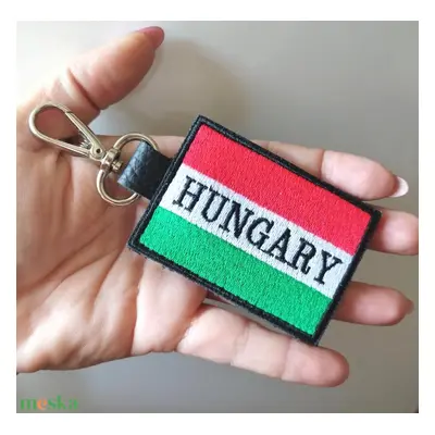 Magyar zászló Hungary felirattal hímzéssel díszített bőrkulcstartó kulcsdísz táskadísz