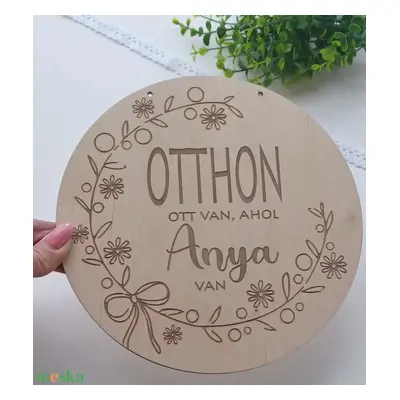 Fa tábla idézettel "Otthon ott van, ahol Anya van"