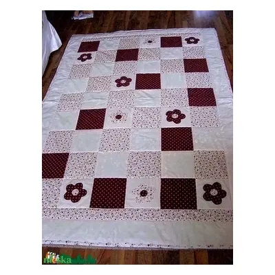 patchwork takaró apró kockákból, virág diszítéssel