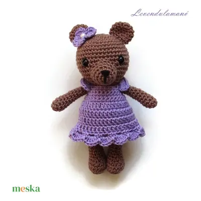 Horgolt barna macilány lila ruhában amigurumi