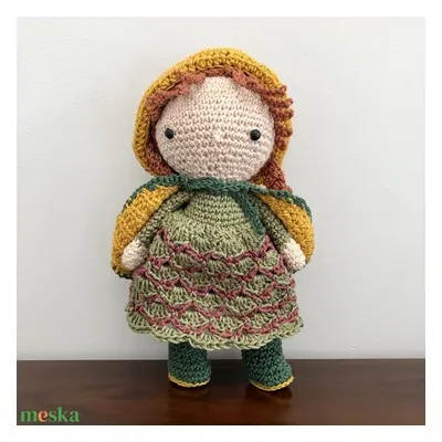 Horgolt Panka baba köpenyben, kalapban - amigurumi