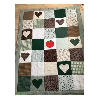 Zöld kockás patchwork takaró kockákból, falvédőnek is alk. szívecskékkel