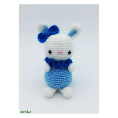 Amigurumi nyuszika kék ruhában