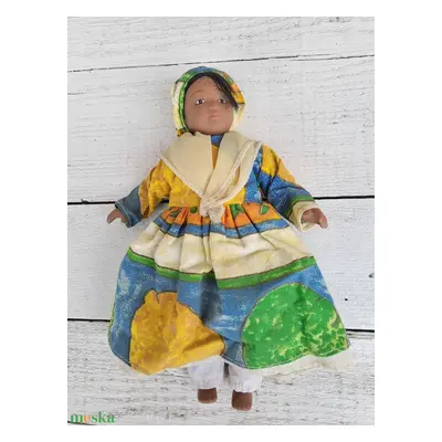 Kézzel készített, vintage porcelánbaba_tradicionális Martinique népviseletben