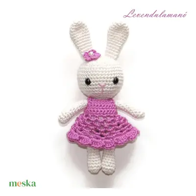 Horgolt fehér nyuszilány mályva színű ruhában amigurumi