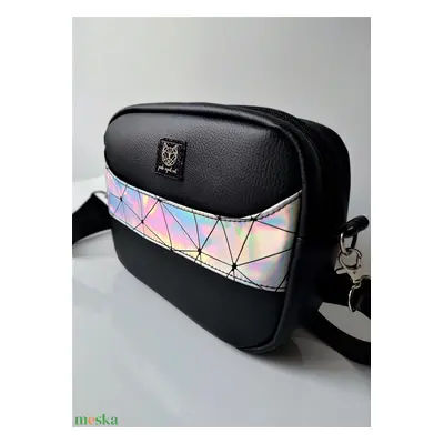 Fekete műbőr crossbody holografikus ezüst színű díszítéssel