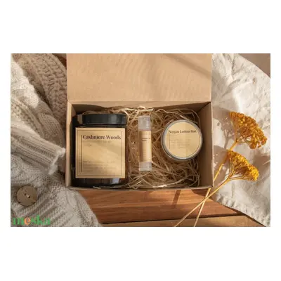 Vegán ajándékcsomag, Ajándék nőknek, Cashmere Woods Illatgyertya Csomag, Self Care Gift Box, Szó