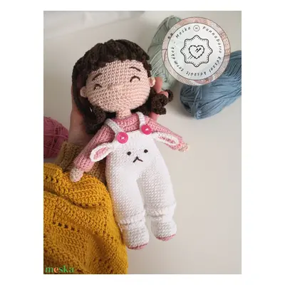 Horgolt amigurumi dekoráció, kézzel készült baba, pamutfonalból, levehető nyuszimuszi ruhával