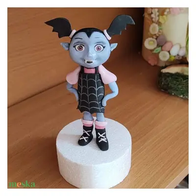 Vampirina 13 cm magas tortadekor cukorfigura