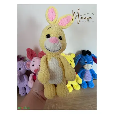 Horgolt Nyuszi a Micimackóból amigurumi (Messza)