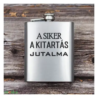 Gravírozott fém flaska - A siker a kitartás jutalma