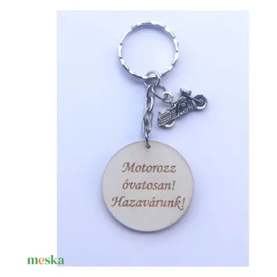 Motorozz óvatosan! Hazavárunk! feliratos kulcstartó motoros fityegővel