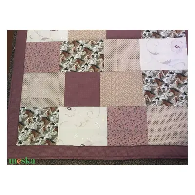 Patchwork takaró, falvédő lovas mintával