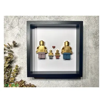 Jesmonite 'Család' Lego figurás családi kép, shadow box, egyedi, dekoratív fali kép, 2 felnőtt, 