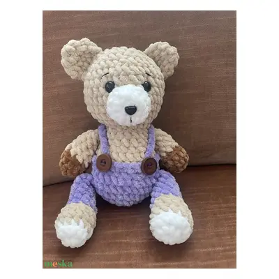 Amigurumi maci lila nadrágban